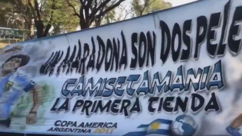 Recibió al Diego en Córdoba con una bandera increíble: "Un Maradona son dos Pelé"