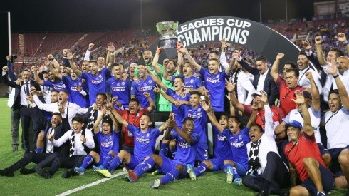 Cruz Azul levantando el trofeo de la Leagues Cup.
