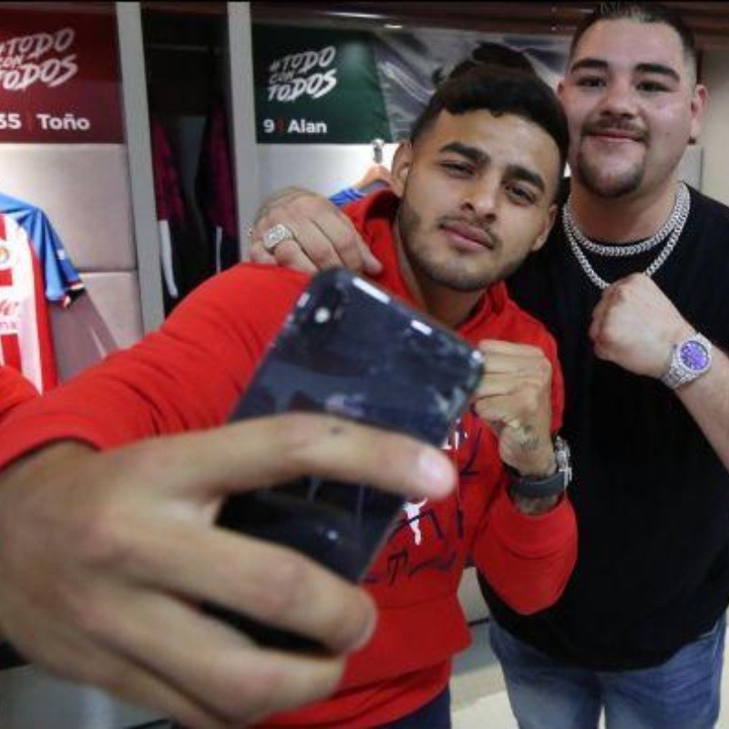 Andy Ruiz fue a ver a Chivas al Estadio Akron