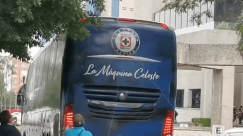 Mal augurio: Camión de Cruz Azul bota cables en el hotel de concentración