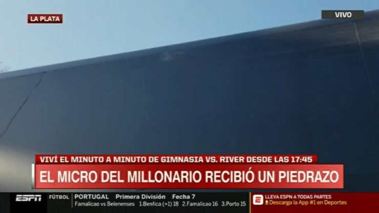 El micro de River recibió un piedrazo.