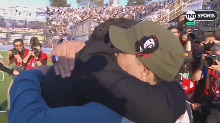 El abrazo entre Maradona y Gallardo.