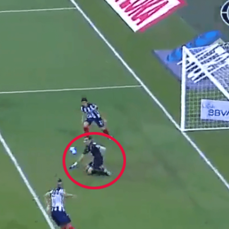 El grosero error de Barovero para el gol de Zelarayán en el Clásico Regio