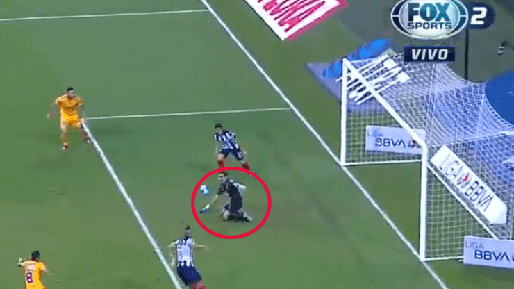 El grosero error de Barovero para el gol de Zelarayán en el Clásico Regio