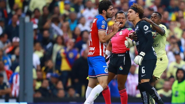 Memo Ochoa habría escupido al Pollo Briseño