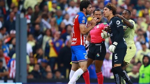 Memo Ochoa habría escupido al Pollo Briseño