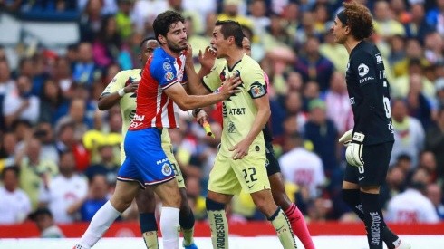 Ochoa increpó a Briseño en el Clásico Nacional.