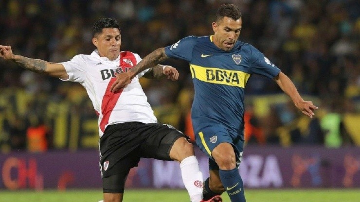 Enzo Pérez y Tevez en un Superclásico.