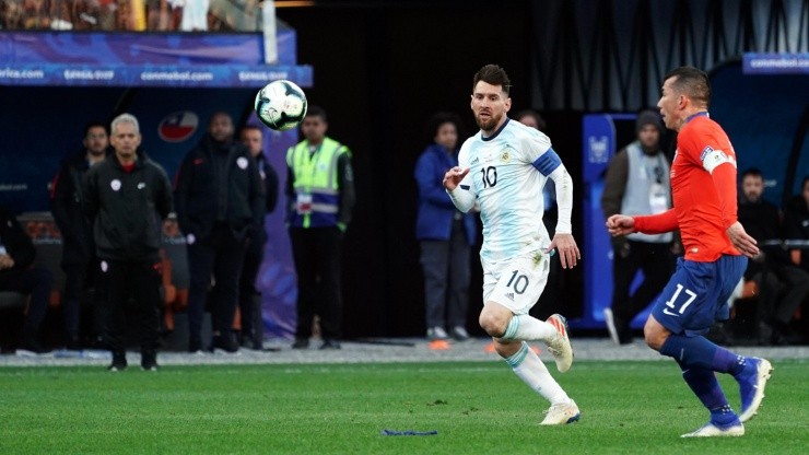 Foto de Lionel Messi con Medel.