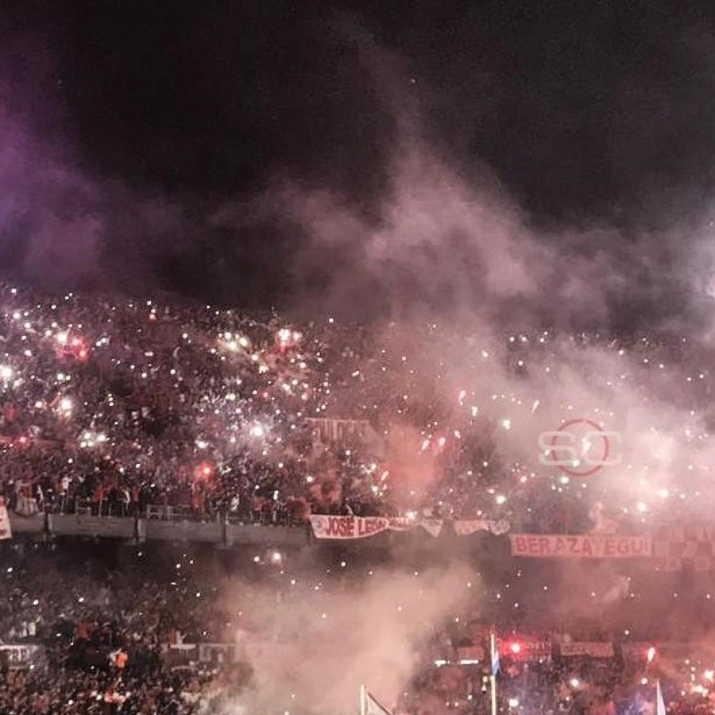 Fuegos artificiales, luces y locura: el recibimiento de River ante Boca