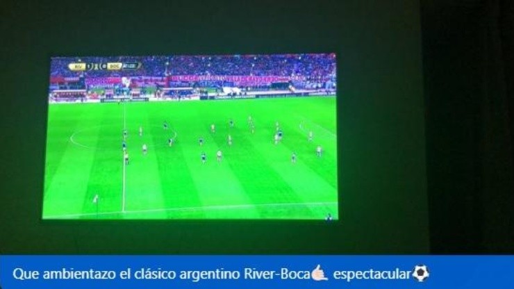 David Silva siguiendo el River vs. Boca.