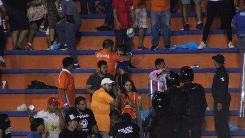 Luego del juego, hubo disturbios en la tribuna de las Chivas