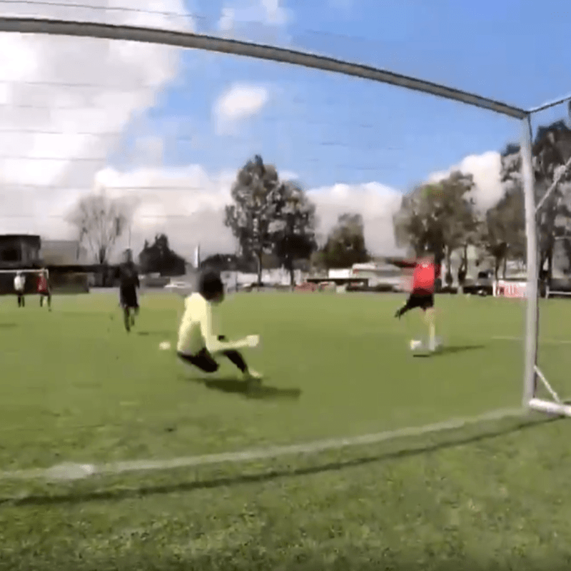 La impresionante salvada de Ochoa en el entrenamiento