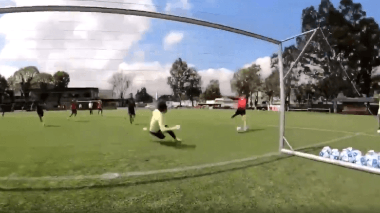 La impresionante salvada de Ochoa en el entrenamiento