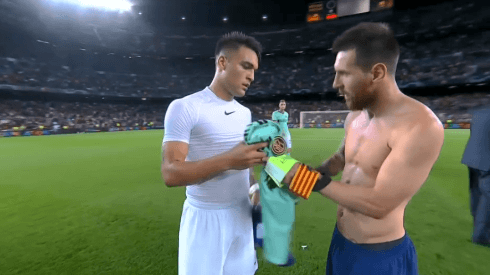 A Messi le pidieron la camiseta, pero él ya sabía a quién dársela: Lautaro Martínez