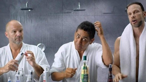 Zague se trolleó a sí mismo en una publicidad de shampoo junto a Luis García y a Campos