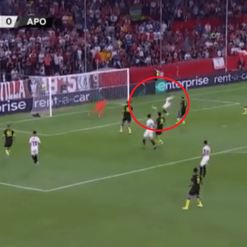 No podía ser otro: Chicharito aprovechó un centro rastrero para el primer gol del partido