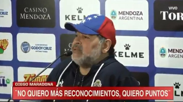 Diego Maradona en conferencia de prensa.