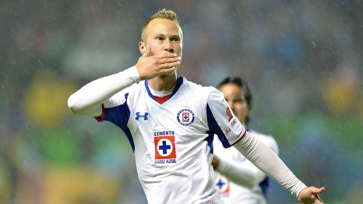 Se enciende el clásico: Alemao trapeó con la playera del América previo al Clásico Joven