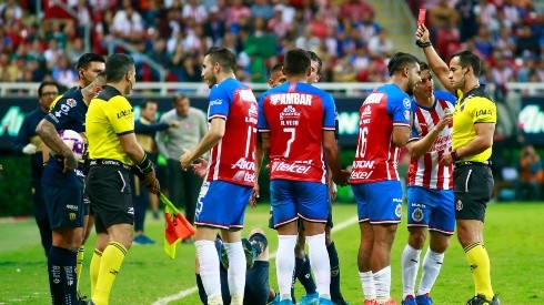 Chivas suma 4 expulsados en dos partidos