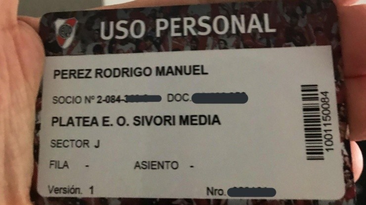 Encontró un abono en el piso y subió foto, pero los de River enloquecieron con el cuadro de atrás