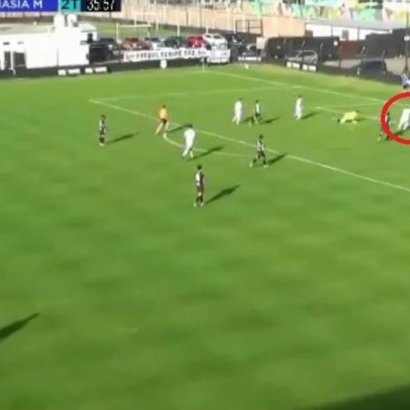 Video: Riestra perdió un gol literalmente hecho dos veces en la misma jugada