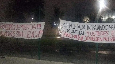 Aficionados de Monterrey cuelgan banderas en reclamo a su equipo