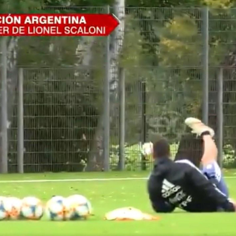 Scaloni quiso patear al arco y terminó tirado en el pasto que entrena la Selección Argentina