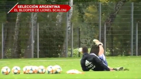 Scaloni quiso patear al arco y terminó tirado en el pasto que entrena la Selección Argentina