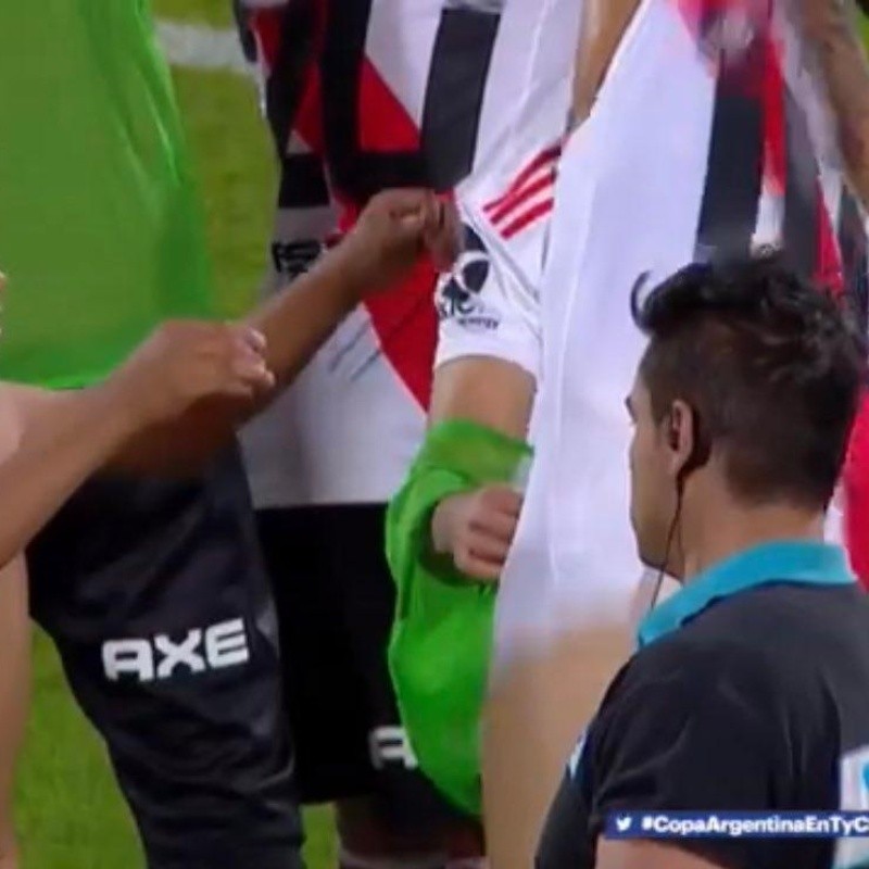 Es un fenómeno: Quintero le regaló la Diez a un hincha de River