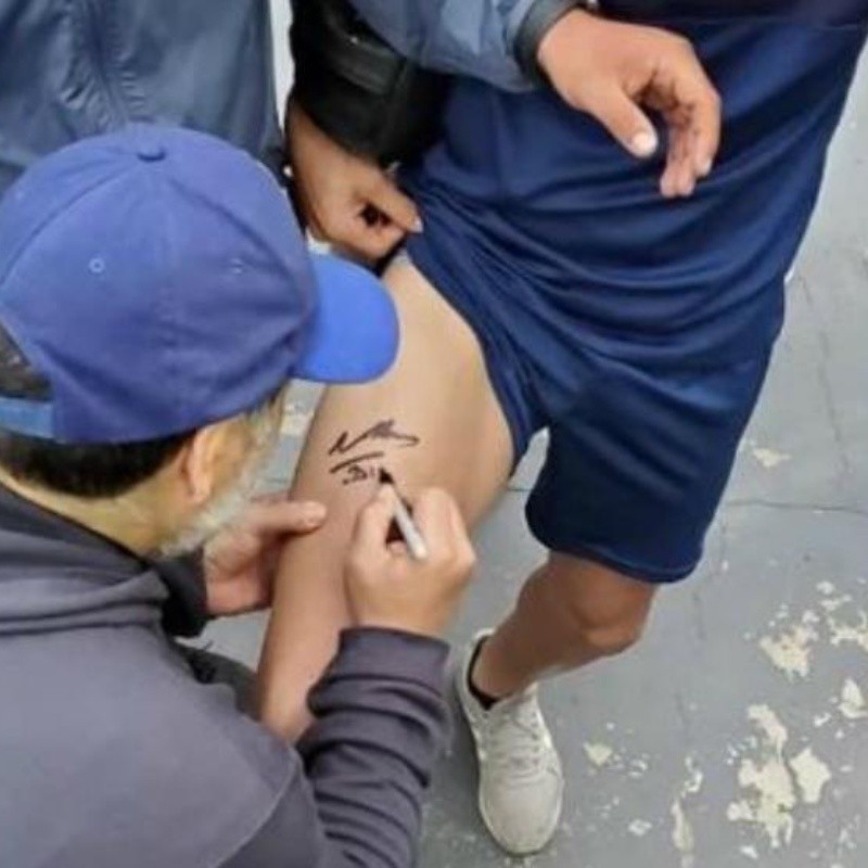 Un jugador de Gimnasia cumplió su sueño y se tatuó la firma de Maradona en la pierna