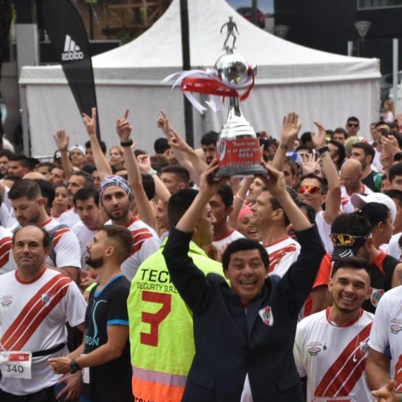 Ya pensando en Boca: River la rompió toda con el cartel de llegada que metió en su maratón