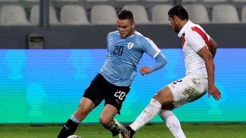 Uruguay y Perú igualaron con Jonathan Rodríguez en cancha.