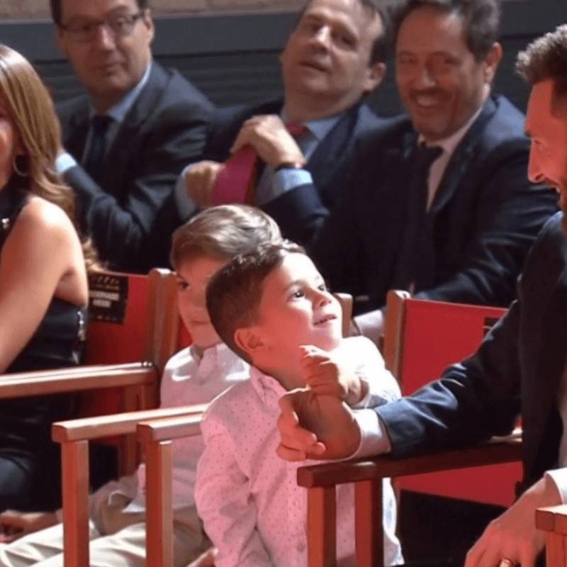 Leo Messi llegó en familia a buscar su sexta Bota de Oro