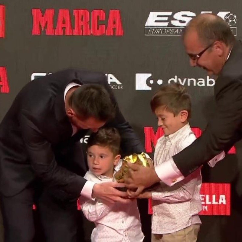 Video: Mateo lo durmió a Thiago para entregarle él la Bota de Oro a papá Messi