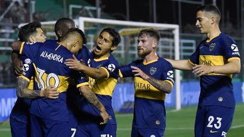Foto de los jugadores de Boca celebrando un gol.