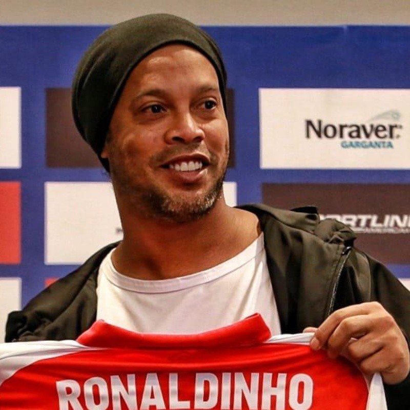 Santa Fe ya se olvidó de Ómar Pérez y le dio la '10' a Ronaldinho Gaúcho