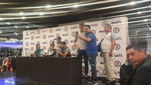 Aficionados de Cruz Azul compartieron con los jugadores del equipo.