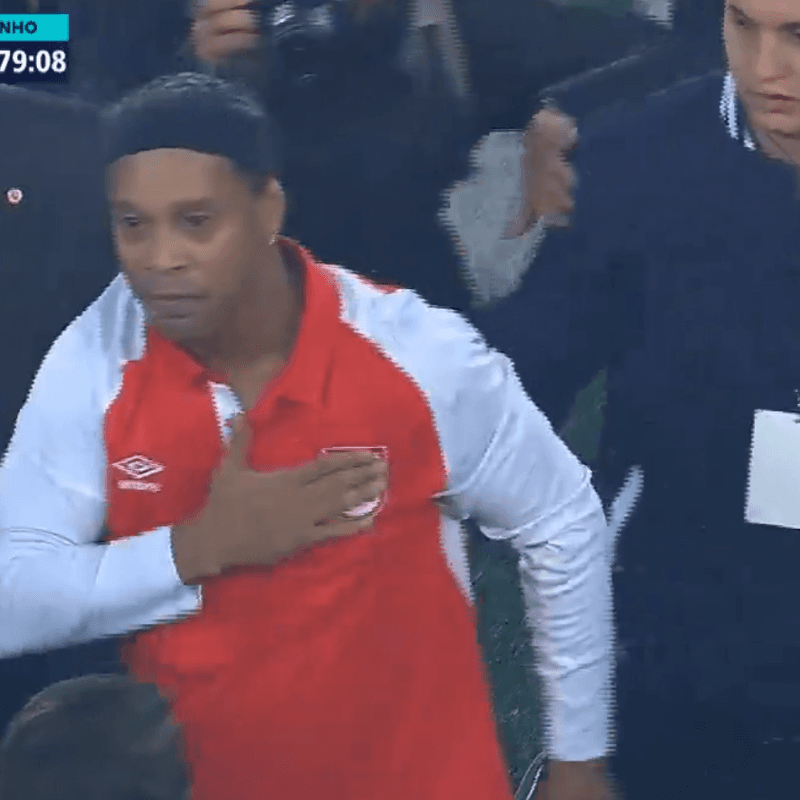 Ronaldinho no aguantó y se conmovió con su despedida en Bogotá