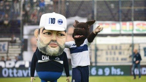 Gimnasia estrenó mascota con cabeza gigante de Maradona y en Twitter explotaron los memes
