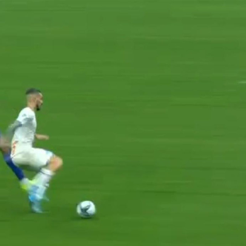 Video: Benedetto tiró un caño de taco y le terminaron haciendo penal