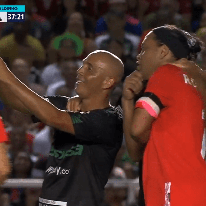 Pura recocha: en pleno partido, Mayer Candelo le pidió una 'selfie' a Ronaldinho