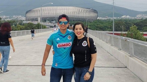 La afición rojiblanca en Nuevo León se hizo presente en la previa para tomarse fotos en su llegada al Estadio Rayados