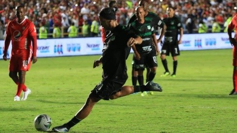 Insólito error del Deportivo Cali en la placa que le entregó a Ronaldinho en su homenaje