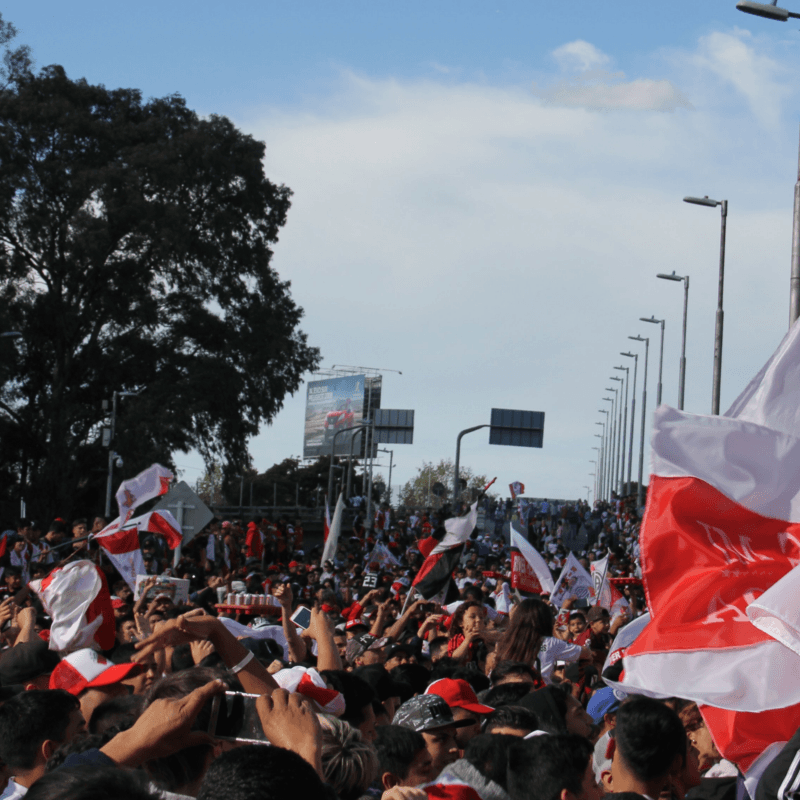 Banderazo inolvidable: así despidieron los hinchas al micro de River