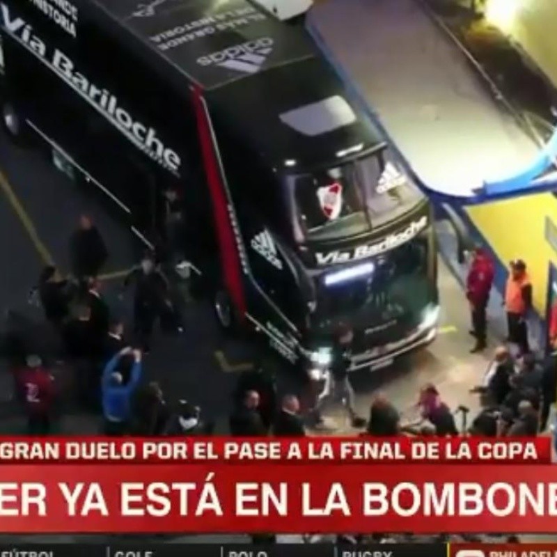 Video: el micro de River llegó a la Bombonera sin problemas