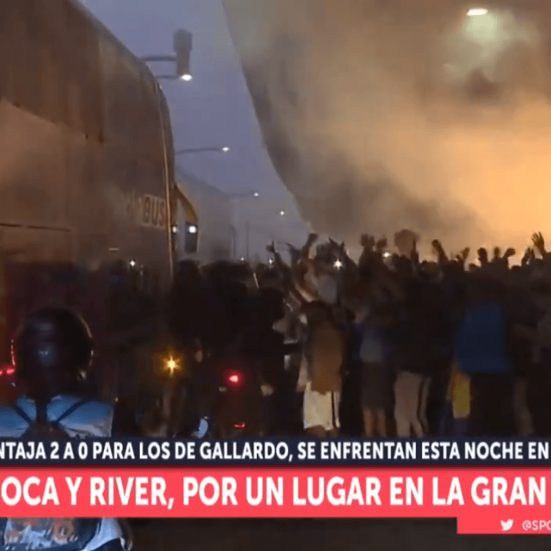 Esto es Boca: los hinchas pararon el micro y armaron una fiesta con bengalas