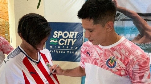 Jugadores de Chivas comparten con aficionados en firma de autógrafos.