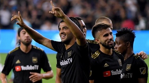 En medio de una lluvia de goles, Vela brilló en el Clásico del Tráfico y eliminó a Zlatan