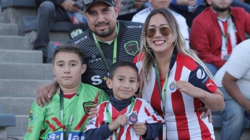 La afición rojiblanca en Ciudad Juárez se hizo presente en la previa para tomarse fotos en su llegada al Estadio